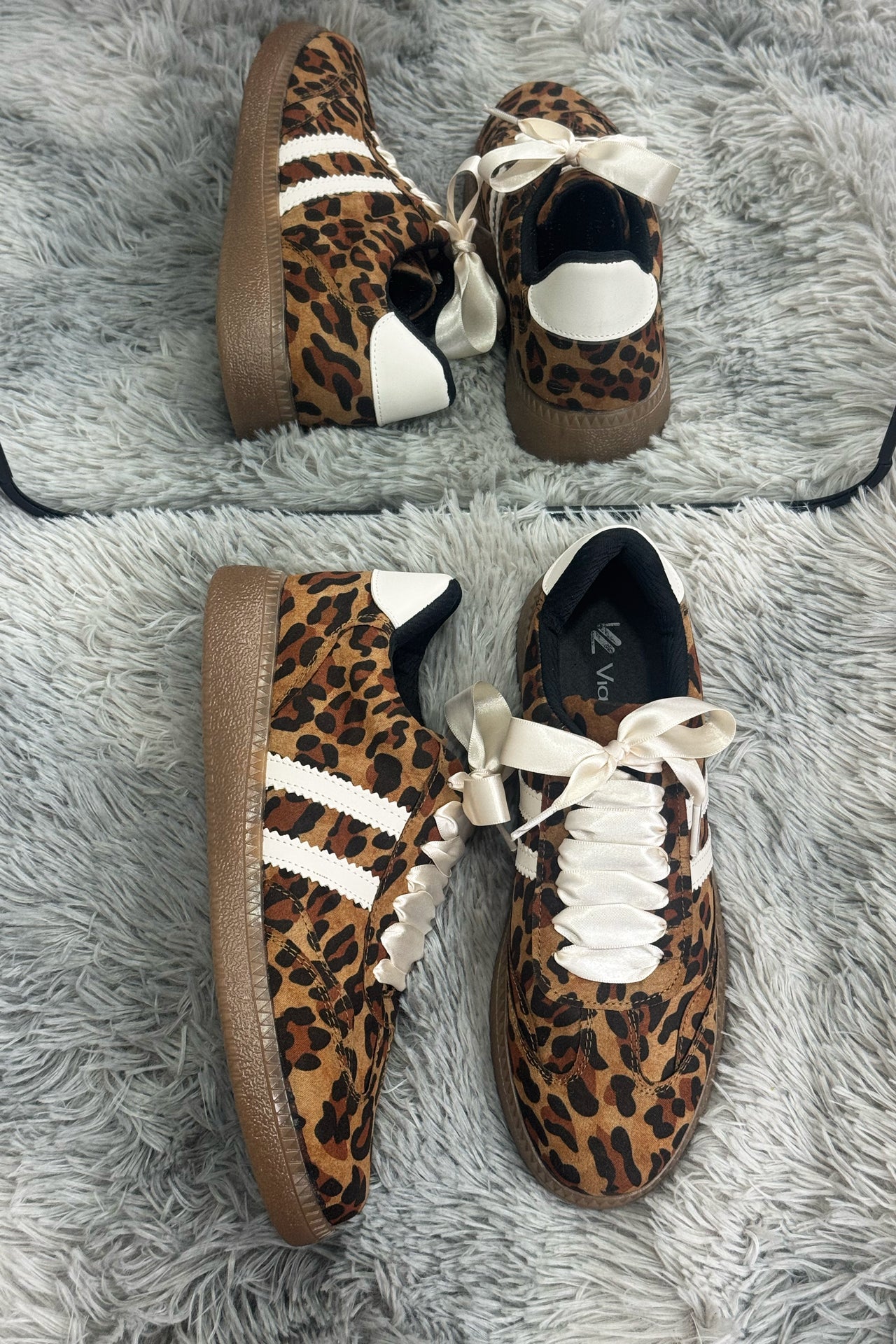 MIKA Tenis con suela de goma leopardo