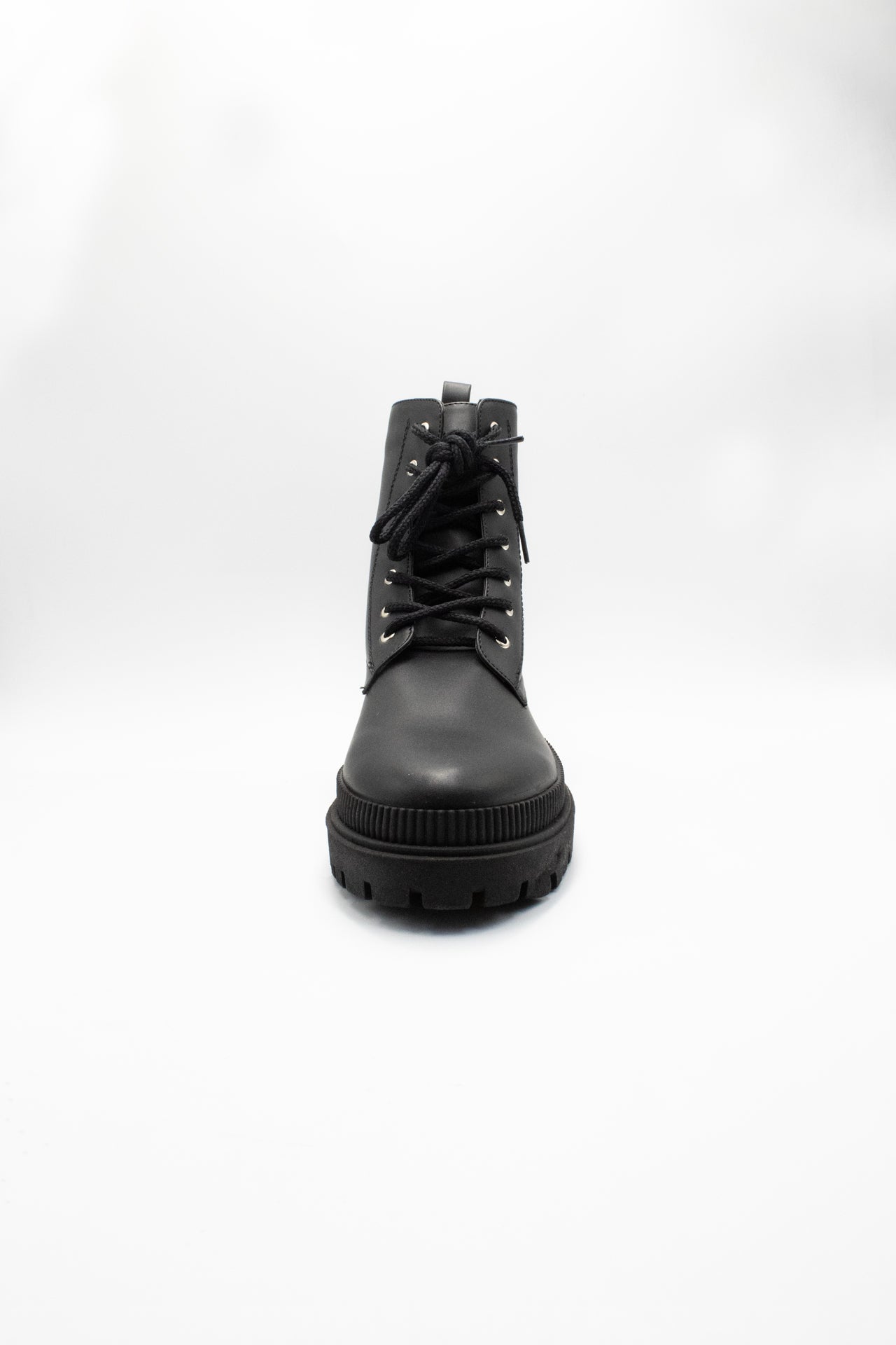 Jimena bota negra con suela industrial y agujetas