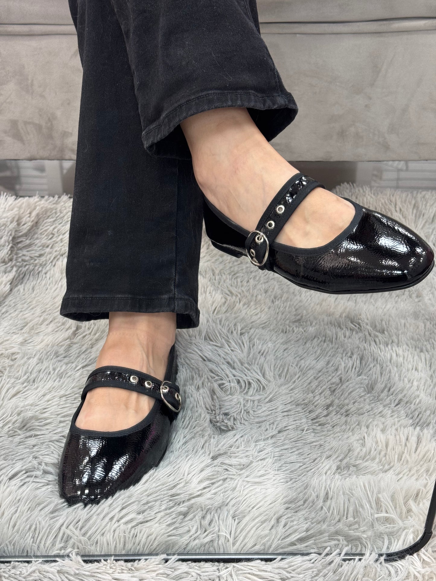 KENYA balerina de piso negro con hebilla y ojillos