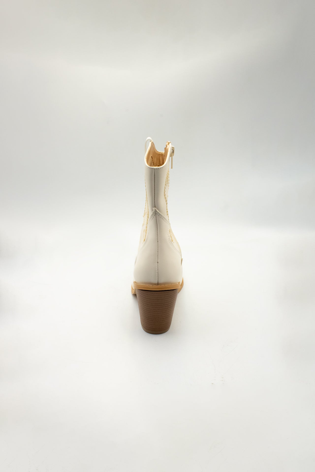 Jessie bota latte con tacón y bordado