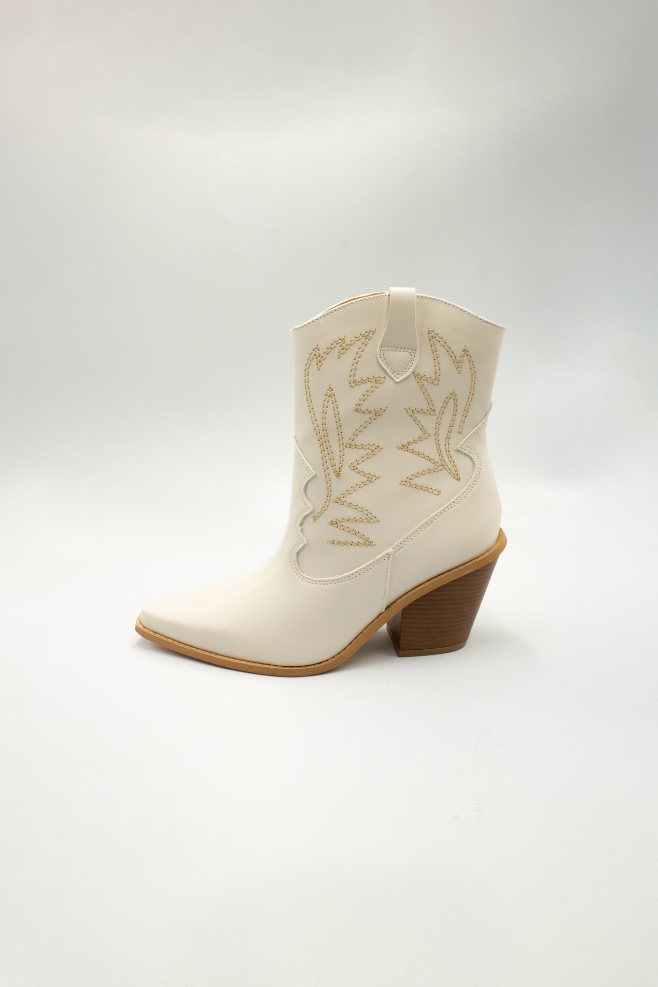 Jessie bota latte con tacón y bordado