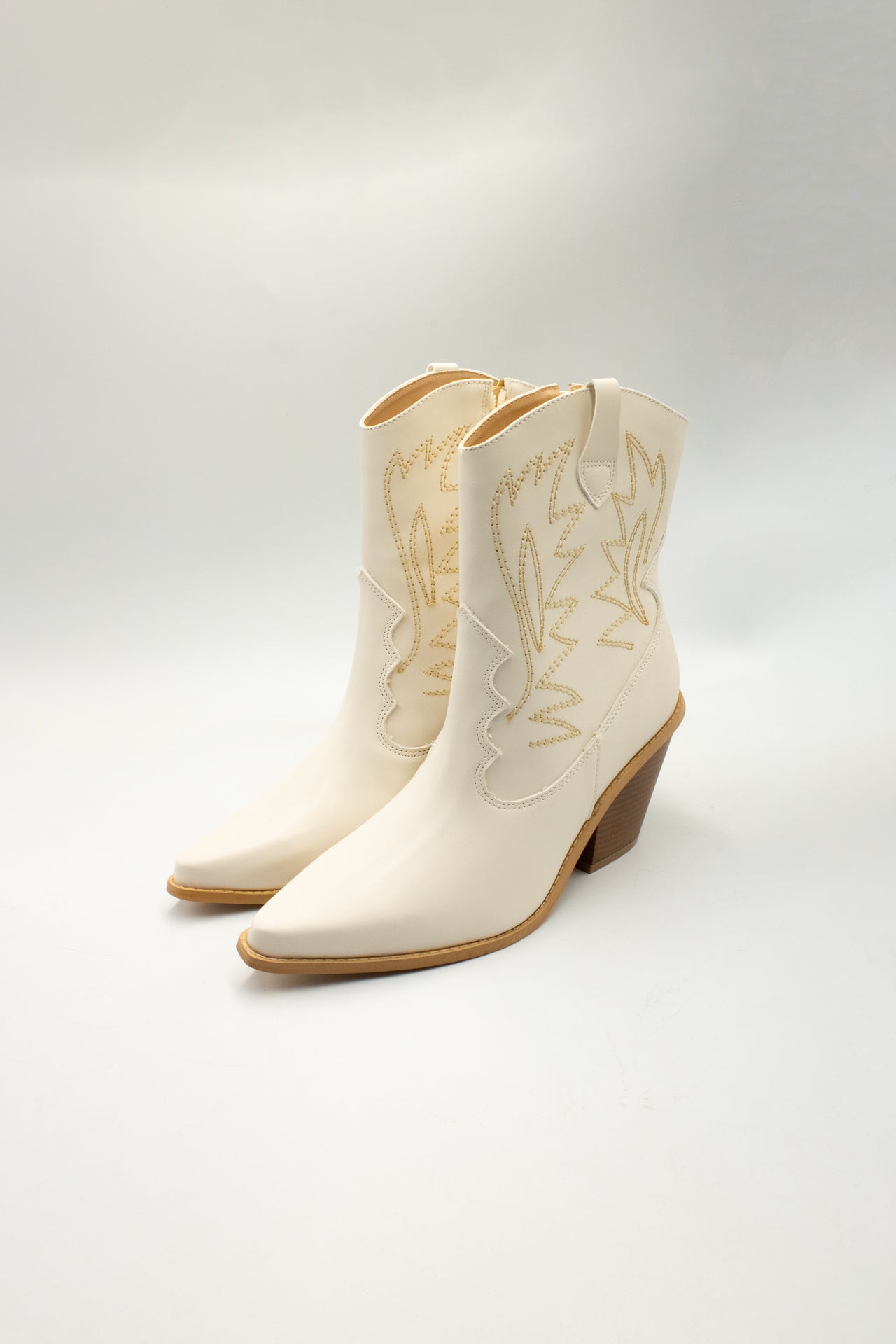 Jessie bota latte con tacón y bordado
