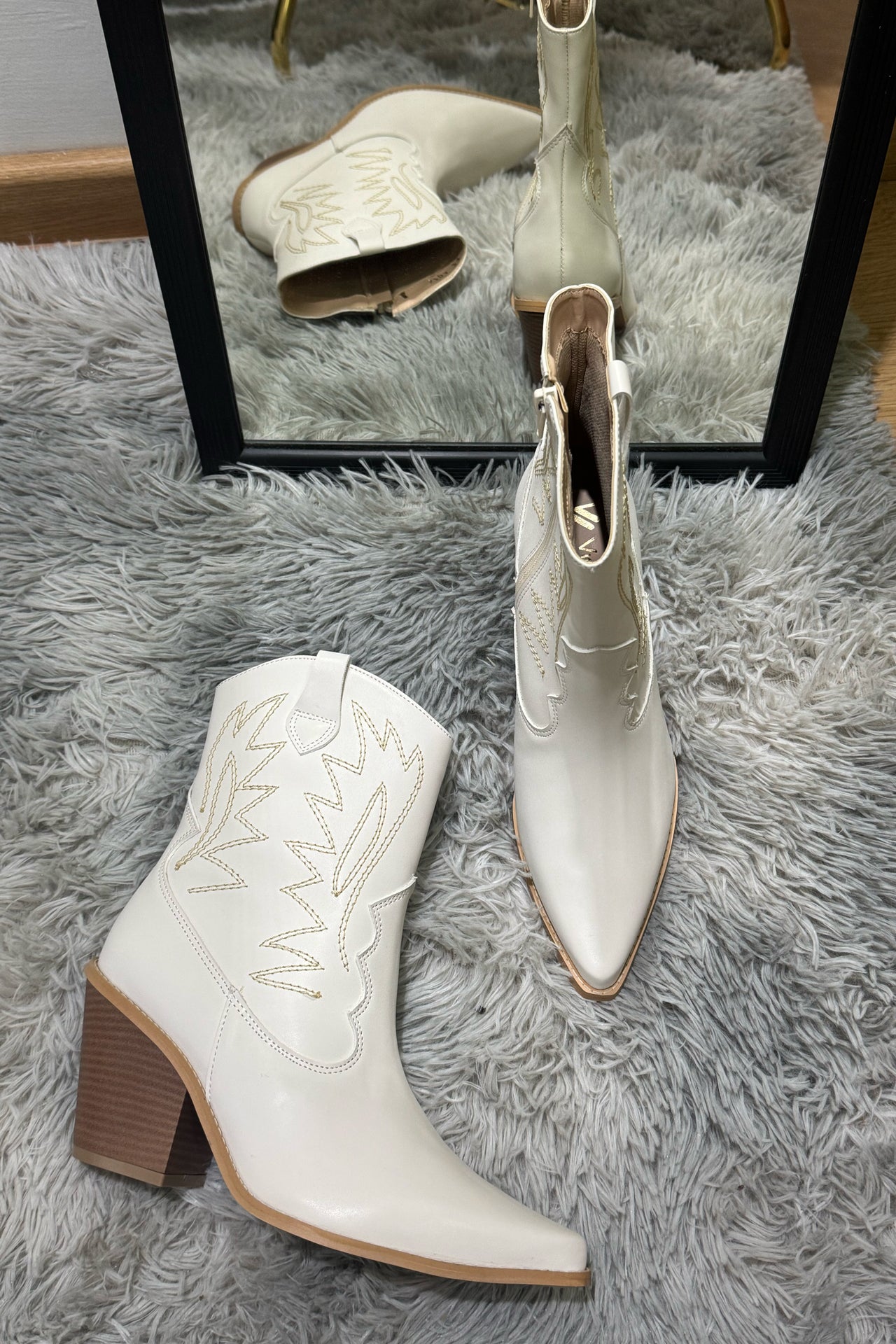 Jessie bota latte con tacón y bordado