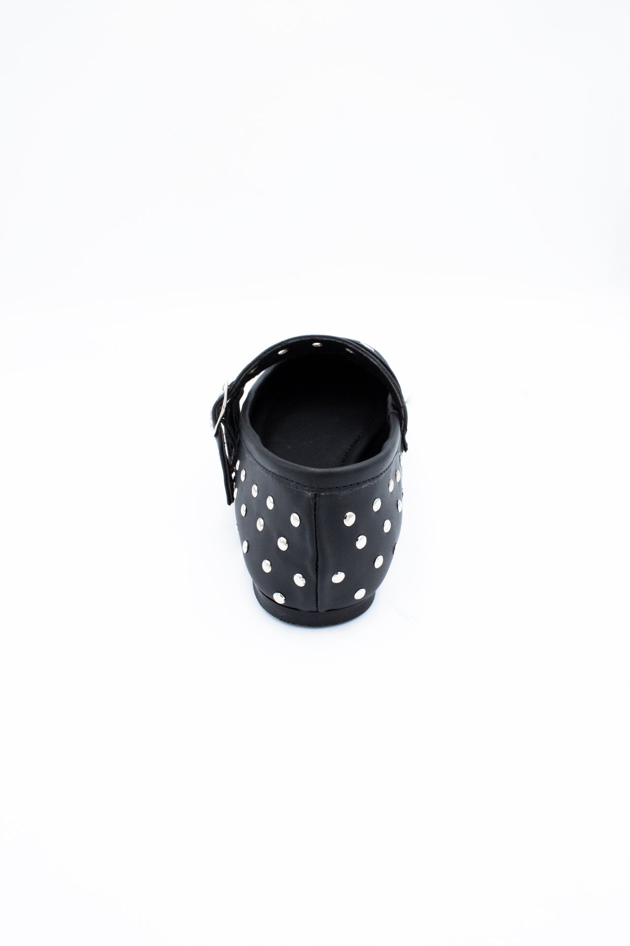 INES Zapatilla de piso negra con estoperoles