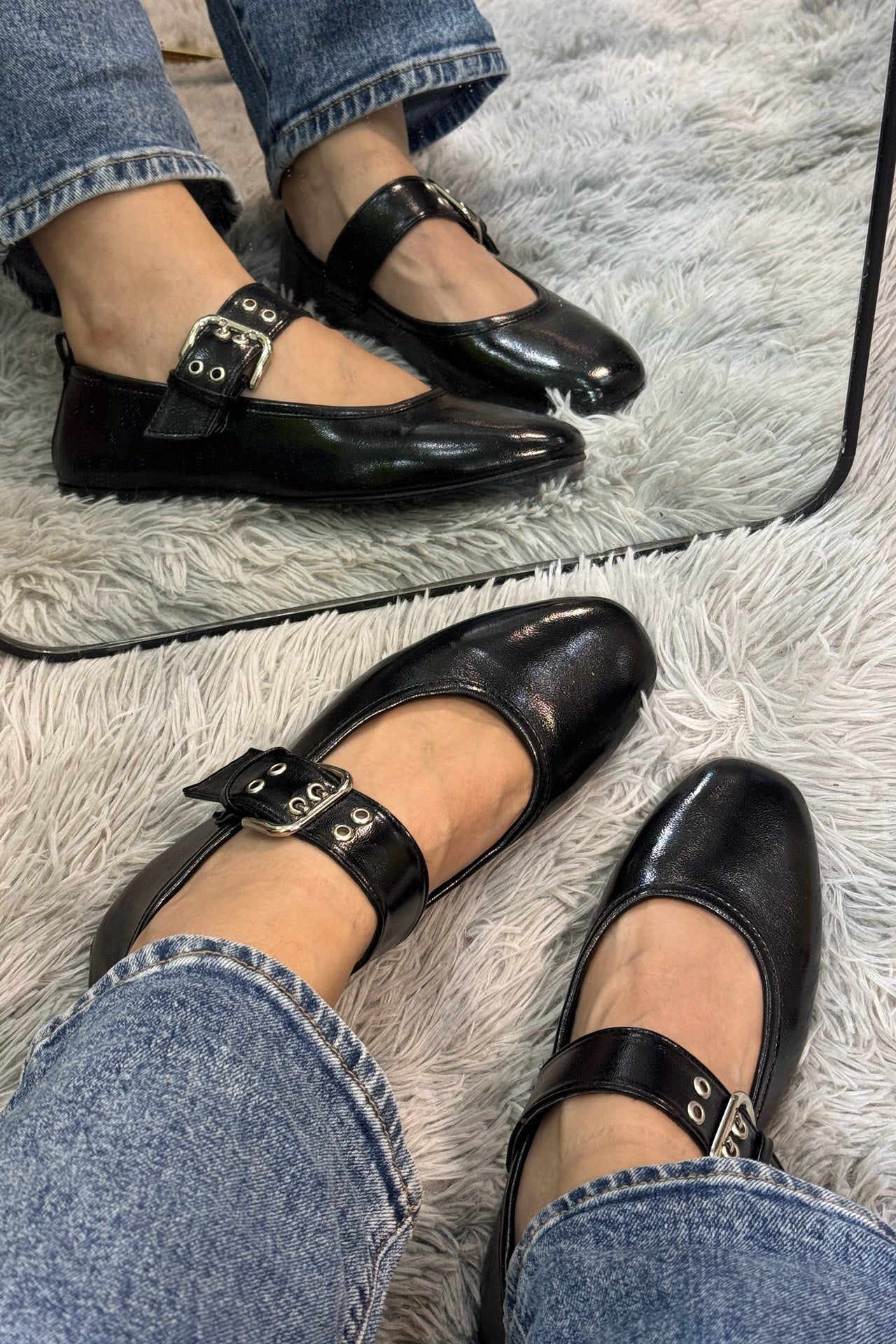 EVELYN Zapatilla de piso negro con herraje