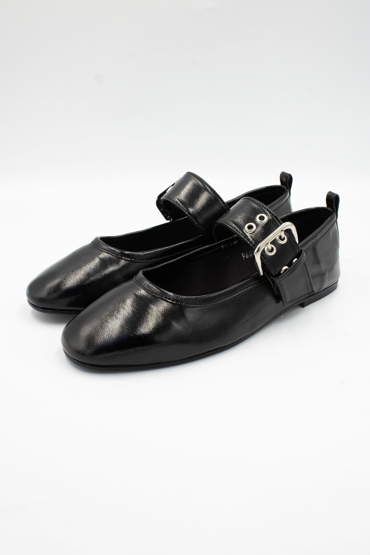 EVELYN Zapatilla de piso negro con herraje