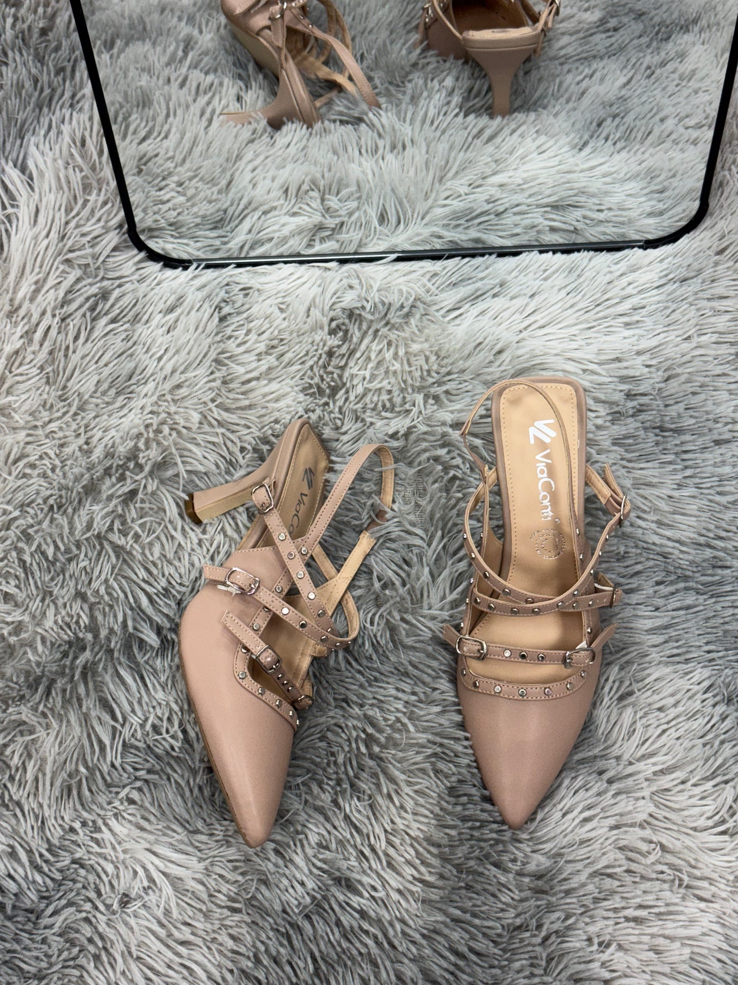 IVETTE Zapatilla de tacón Beige hebillas y estoperol