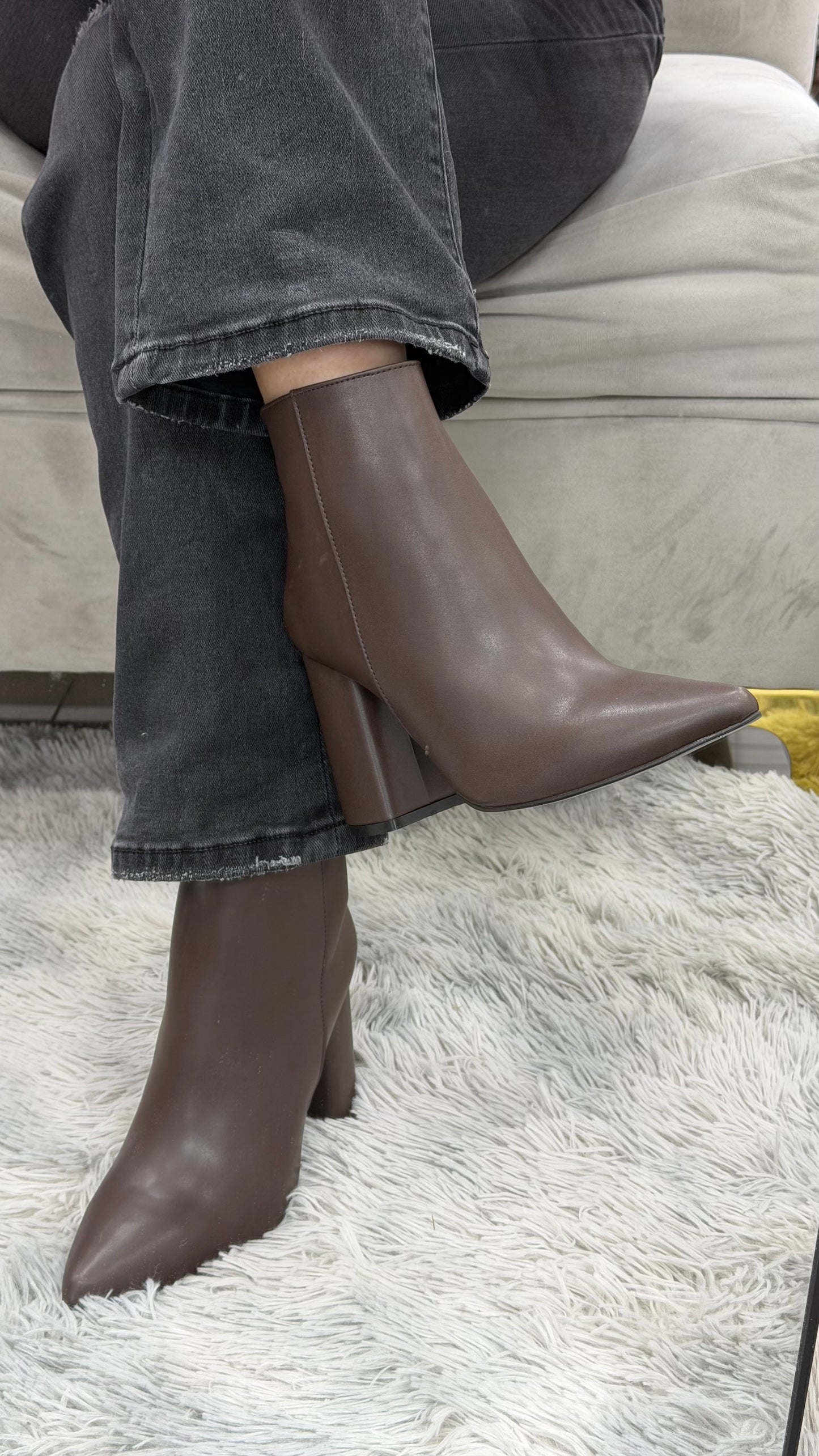 CAMILA bota puntal con tacón ancho café