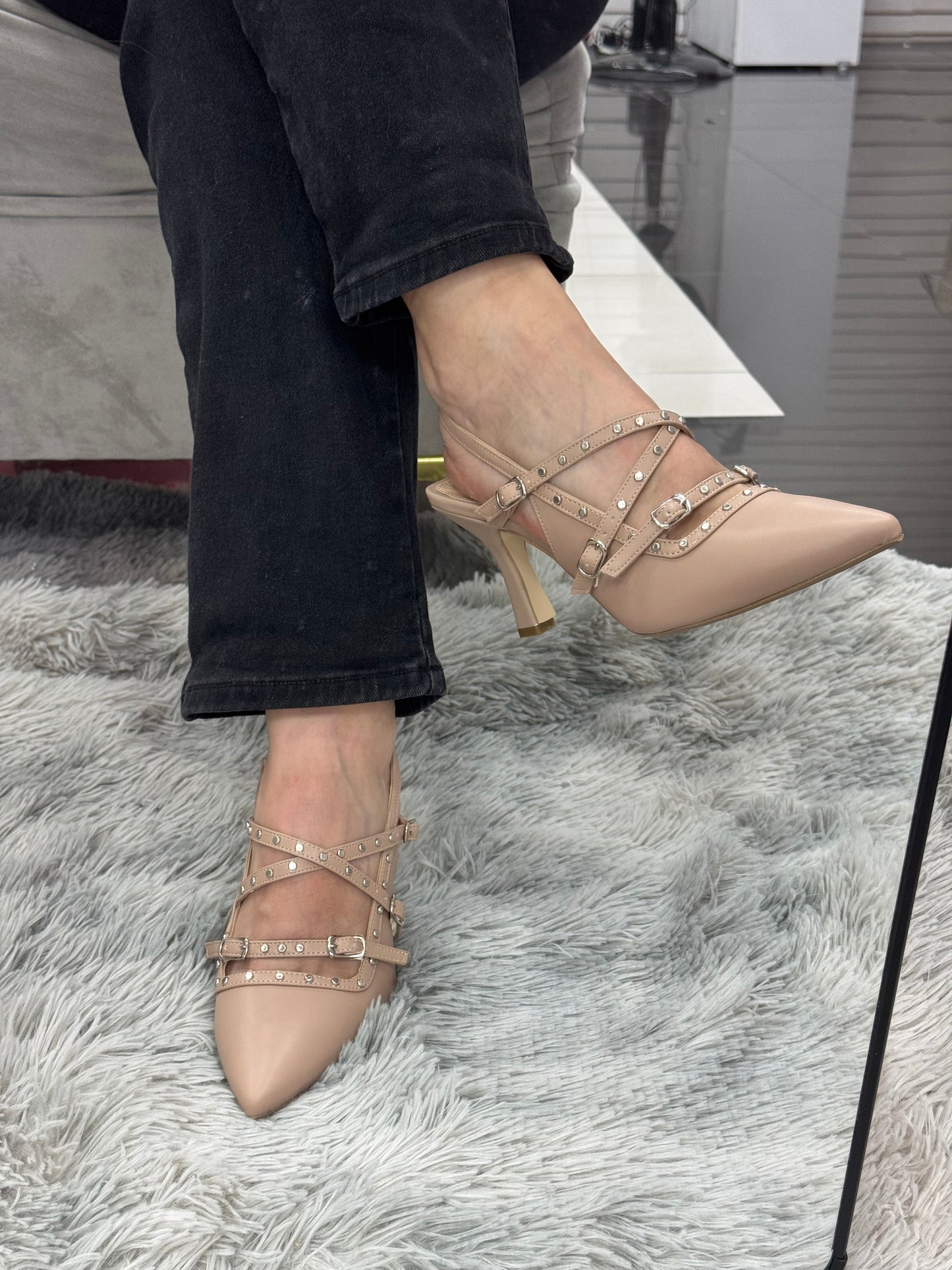 IVETTE Zapatilla de tacón Beige hebillas y estoperol