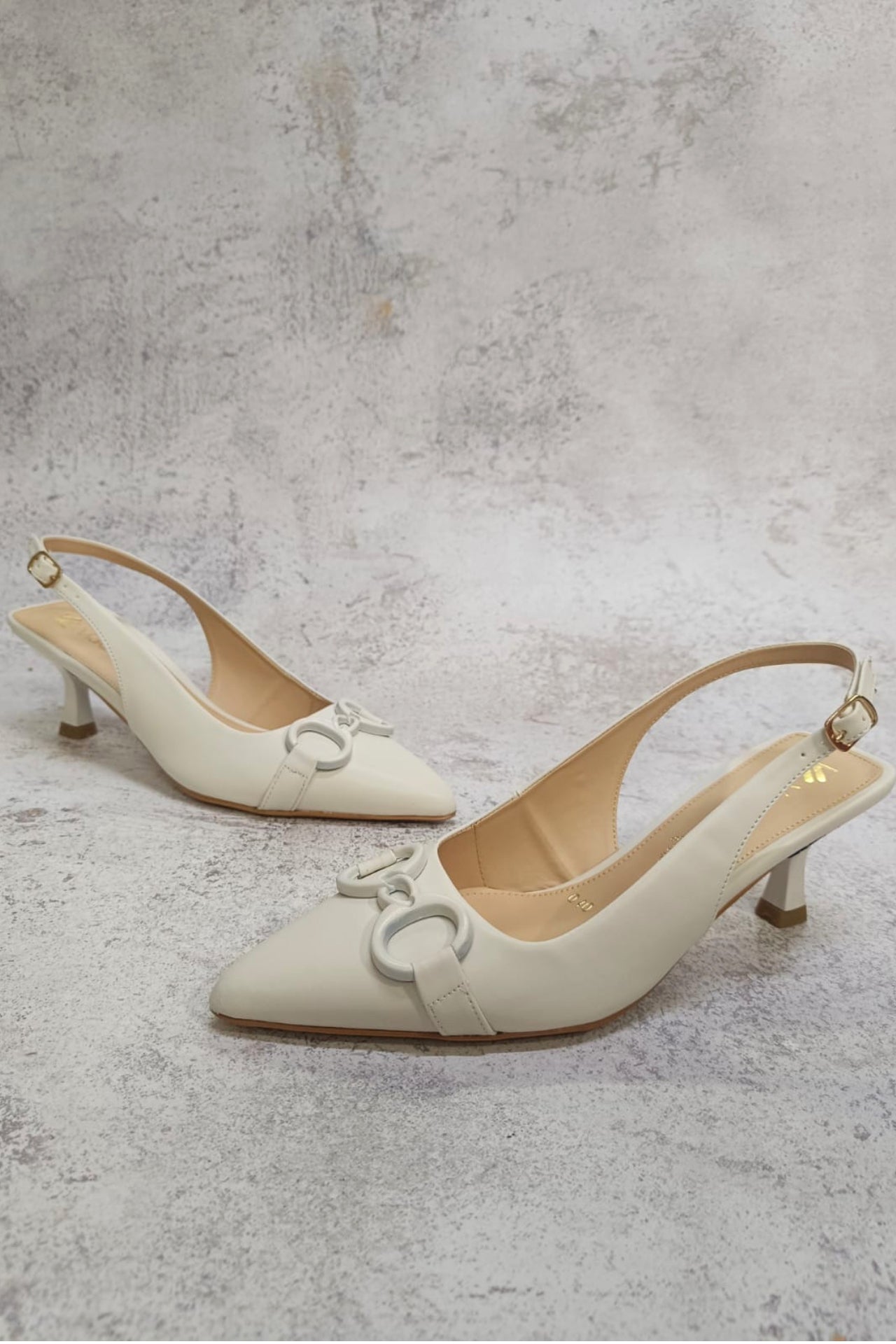 CAROLINA zapatilla con herraje late