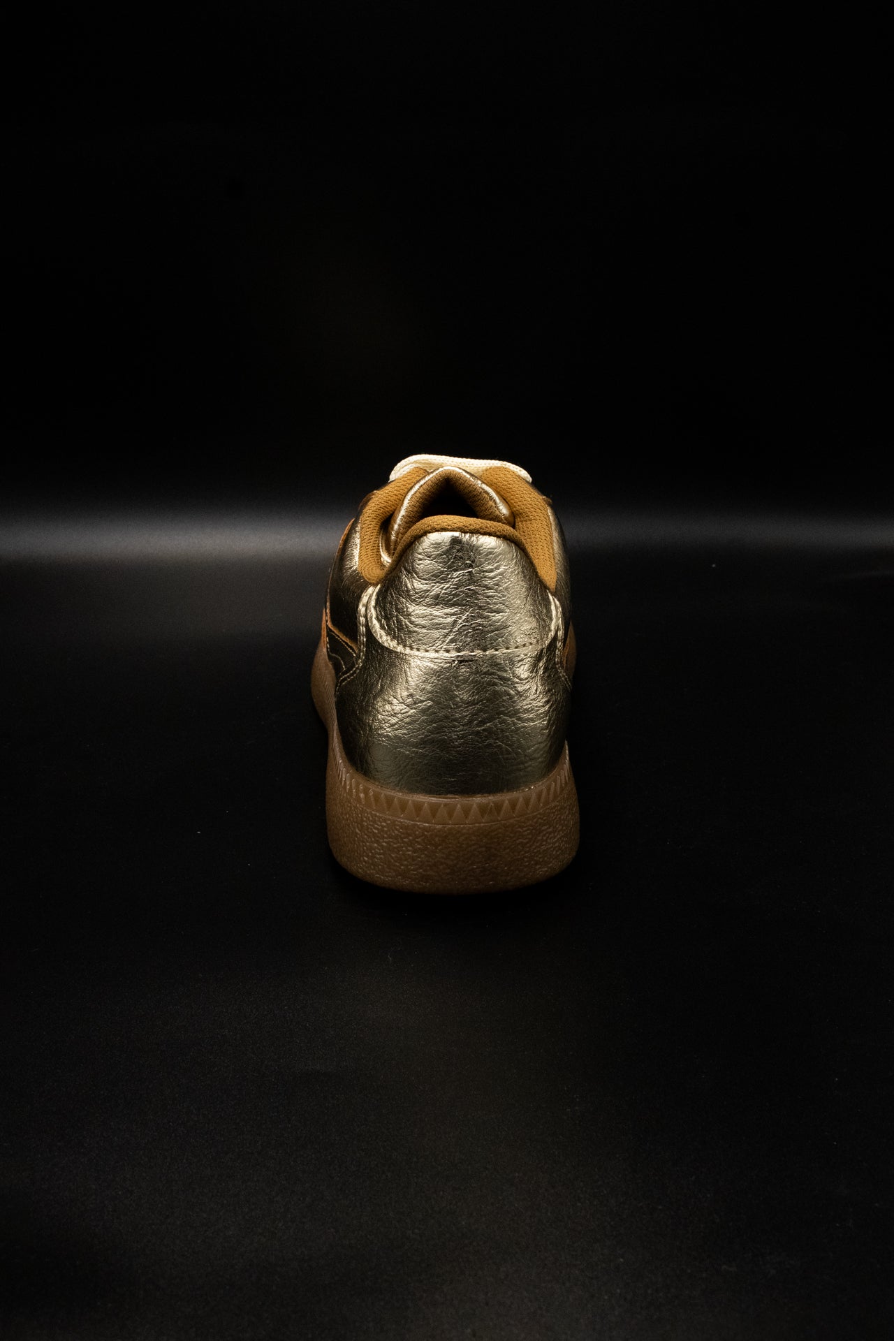 MIKA Tenis con suela de goma oro