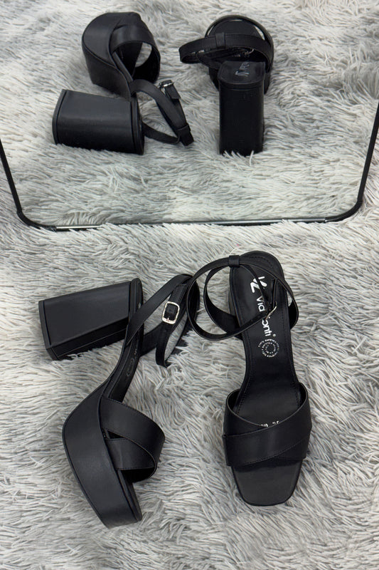 MIA Sandalia de Tacon Negro