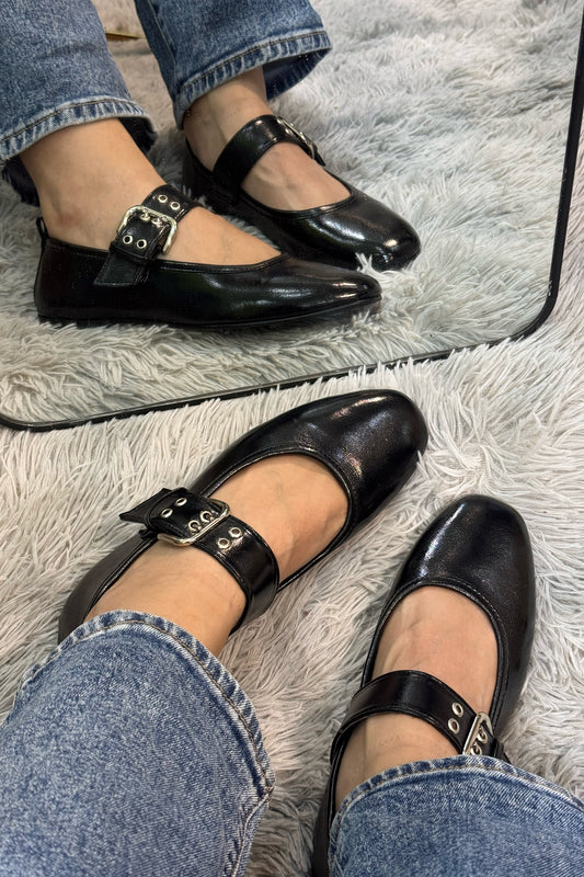 EVELYN Zapatilla de piso negro con herraje