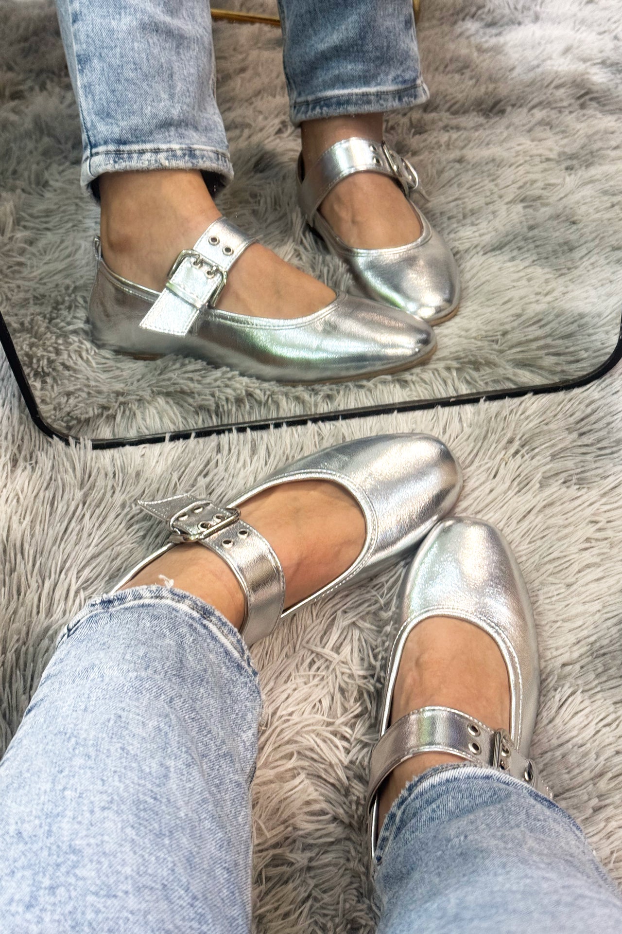 EVELYN Zapatilla de piso plata con herraje
