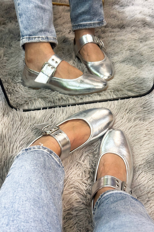 EVELYN Zapatilla de piso plata con herraje