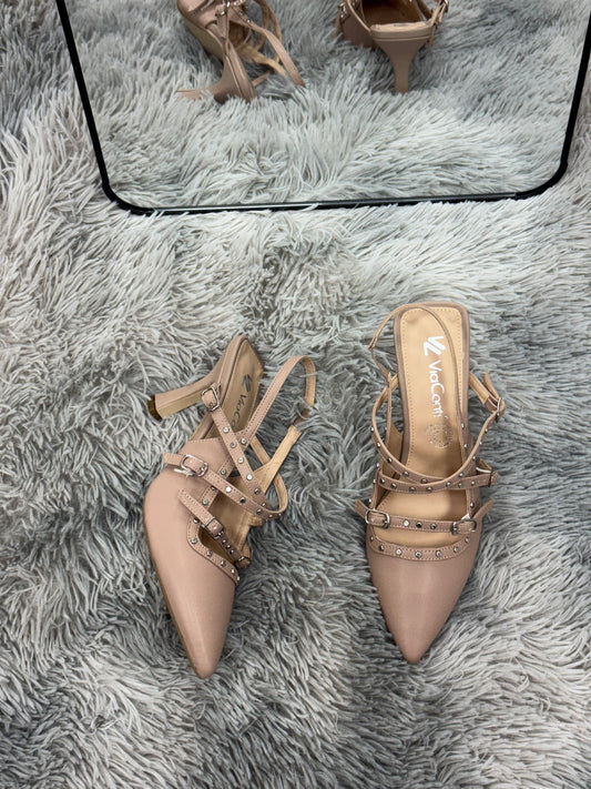 IVETTE Zapatilla de tacón Beige hebillas y estoperol