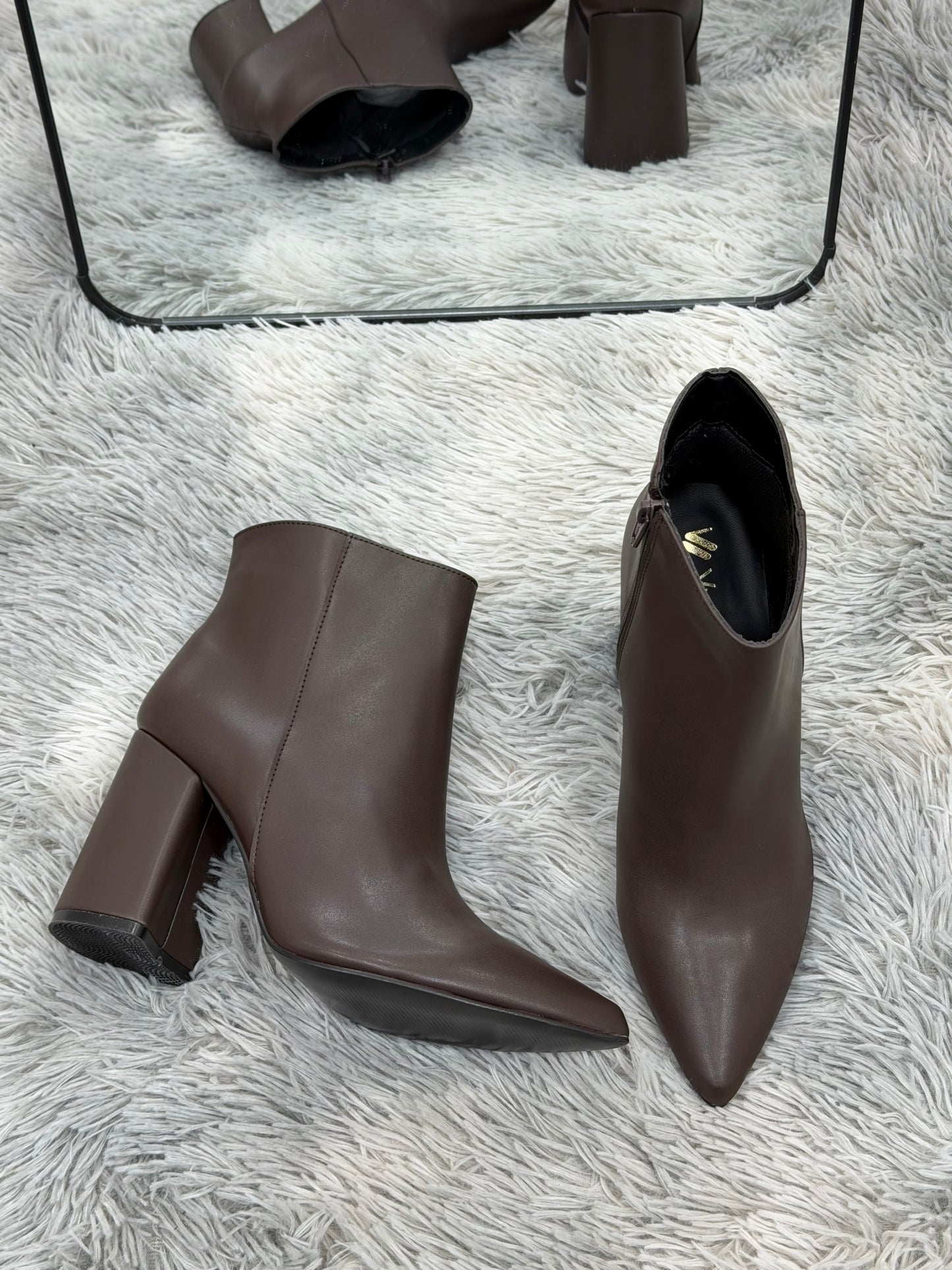 CAMILA bota puntal con tacón ancho café