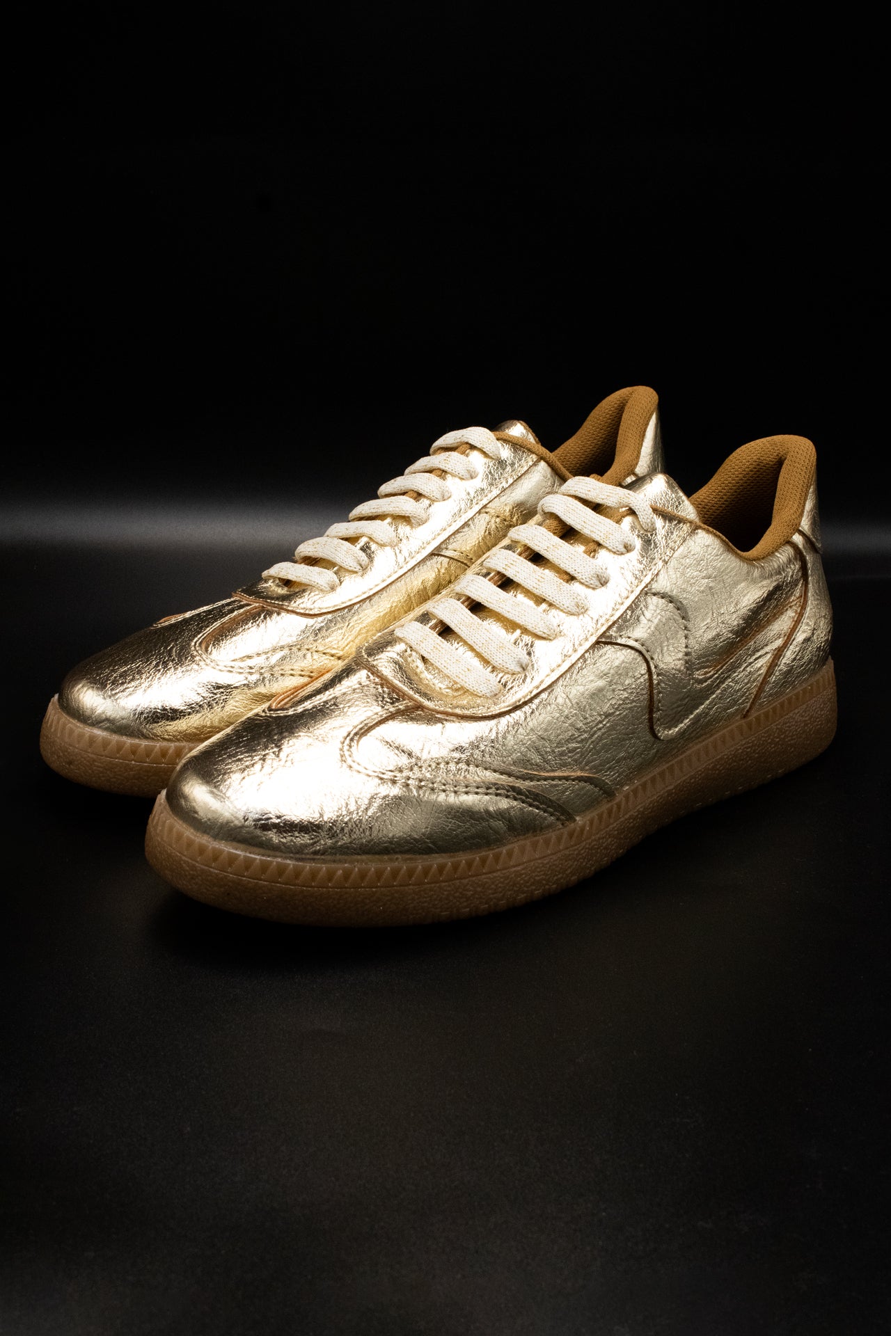 MIKA Tenis con suela de goma oro